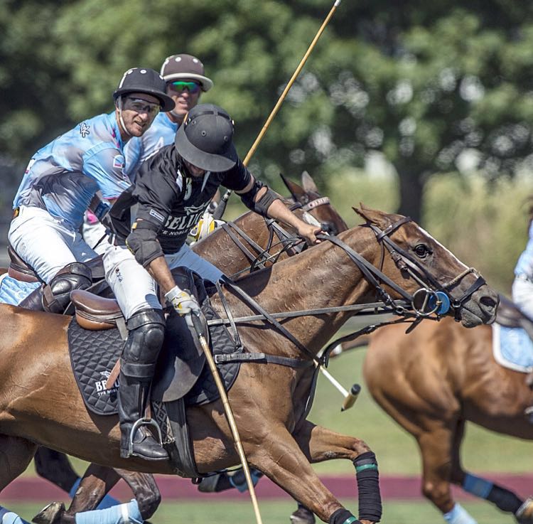 Fran Elizalde of Beluga takes control of the ball with Goose Creek's Tomas Garcia del Rio and Mariano Gonzalez in pursuit. Photo: Marcelo Bianchi  