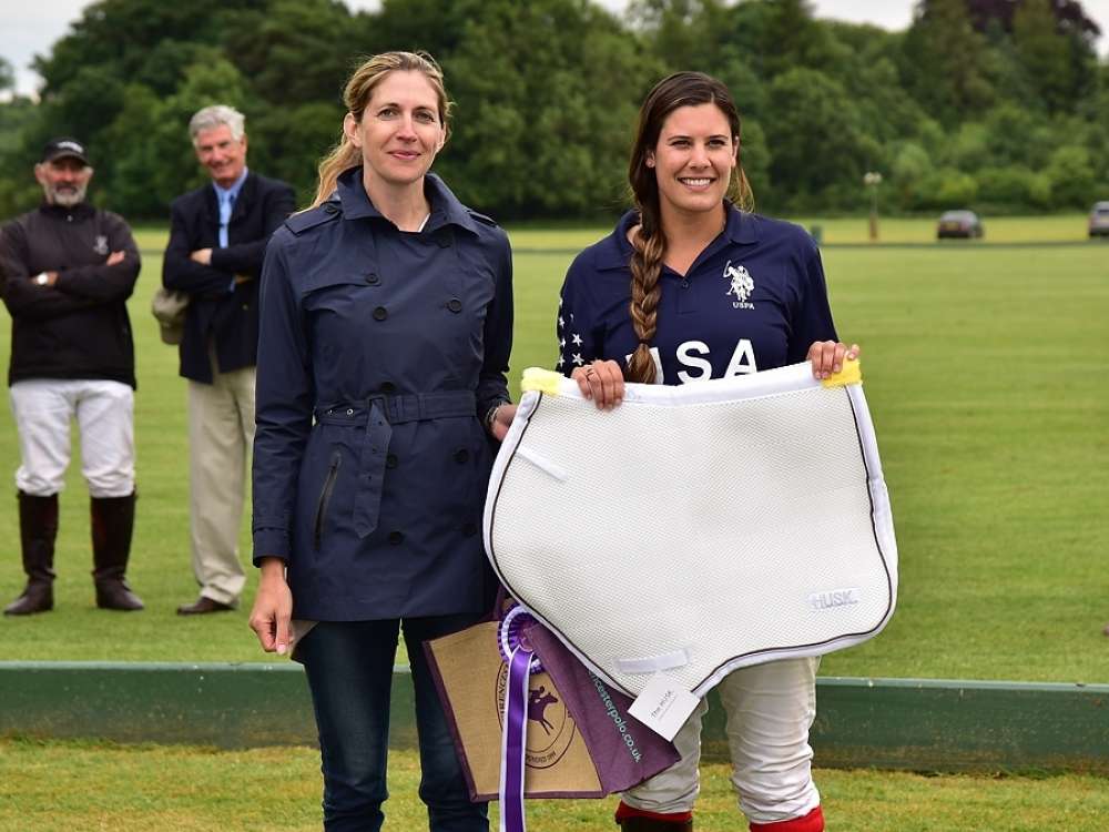 USA’s Courtney Asdourian winner of the 'PQ Horsemanship Prize' with Aurora Eastwood, editor of PQ magazine. ©Tom Reynolds