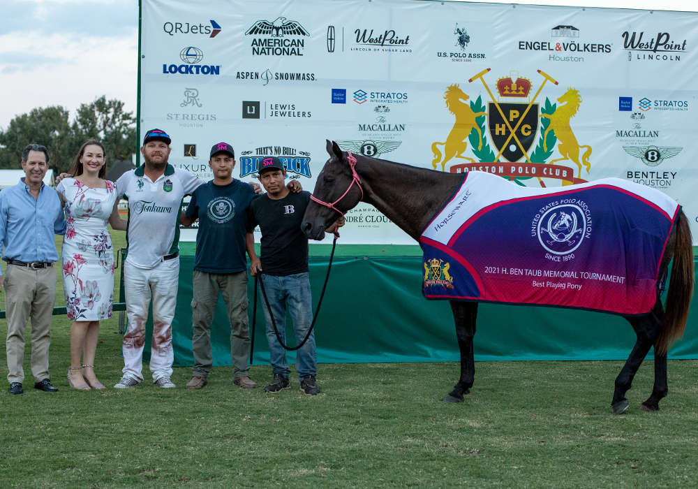 Best Playing Pony was awarded to Summer, played and owned by Shane Rice. Pictured with Johnathan Lezama and Vincent Vargus, presented by Kitch Taub and Sarah Wilbur from Bentley of Houston.