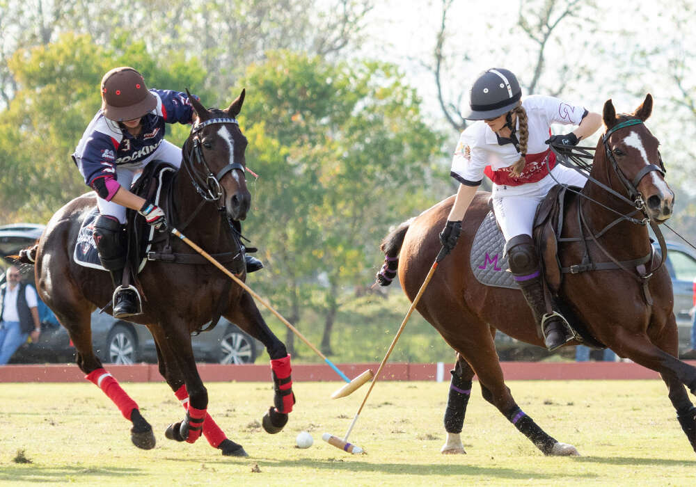 Rocking P's Mili Sanchez reaches for the hook on Engels & Volkers' Lily Lequerica.