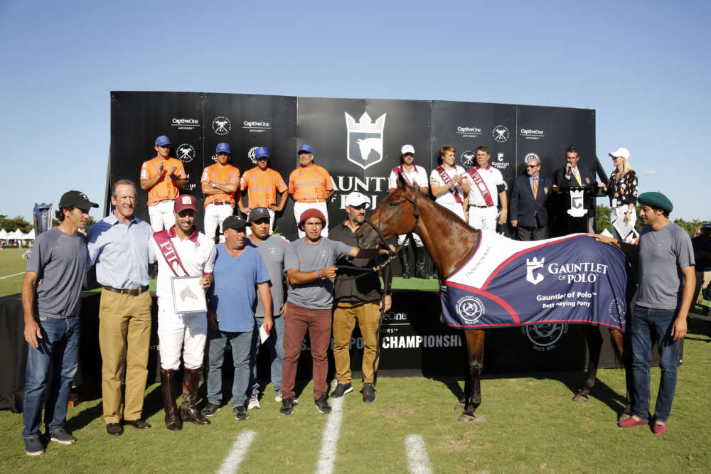 Best Playing Pony of the GAUNTLET OF POLO™: Open Canosa - owned and ridden by Facundo Pieres, presented by USPA Secretary Stewart Armstrong, and pictured with Tomas Garbarini, Javier Fiel, Leonicio Godoy, Sandro Diaz and Facundo Burgos. ©David Lominska