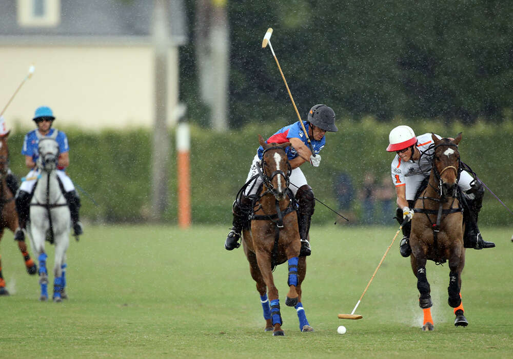 La Fe's Lucas Escobar attempts to maintain possession alongside Patagones' Santiago Wulff.