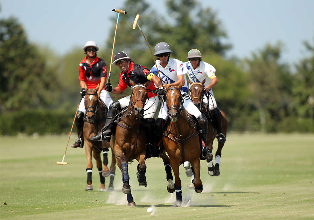 Postage Stamp Farm's Mariano Gonzalez and BTA's Nacho Badiola battling for position in the Heritage Cup™ final.