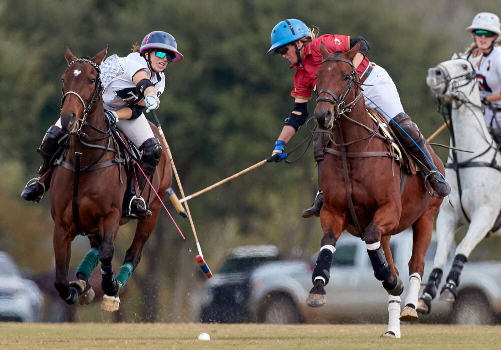 T Squared Energy's Carin Middleton and The Macallan's Megan Judge battle for possession. ©Kaylee Wroe