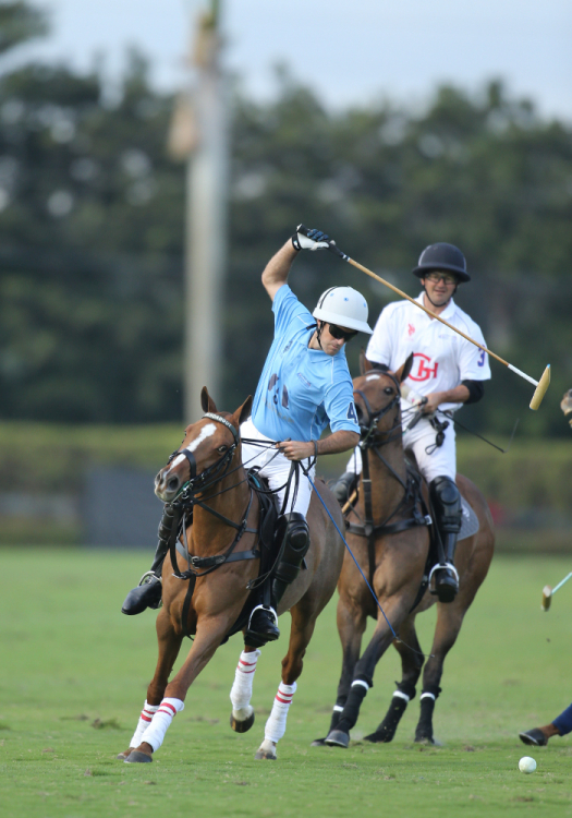 Airstream's Nico Pieres turns for the ball ahead of David "Pelon" Stirling.
