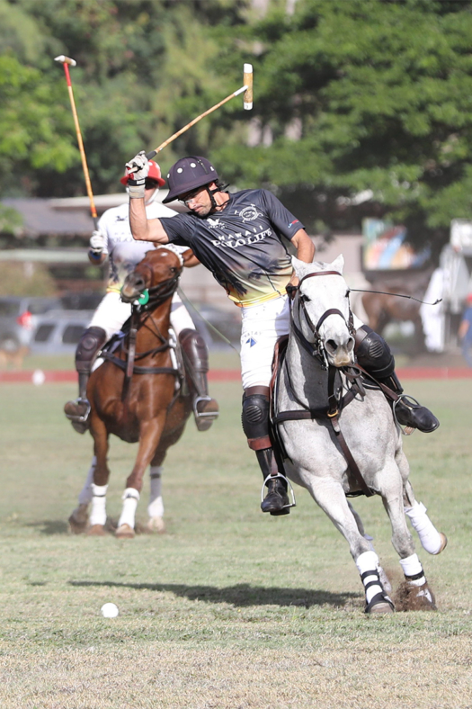 ELE'ELE's Ignacio Laprida chases after the ball during the 2017 Hawaii Invitational of Polo. ©Darryl Oumi/Getty Images for Hawaii Polo Productions.