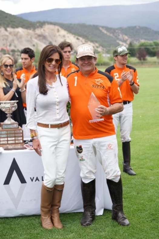 Mexico Polo Federation president Billy Steta receiving his runner-up award.