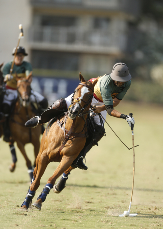 Sol De Agosto's Paco De Narvaez carries the ball on the nearside.